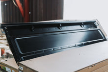 75/79 Series well body tail gate